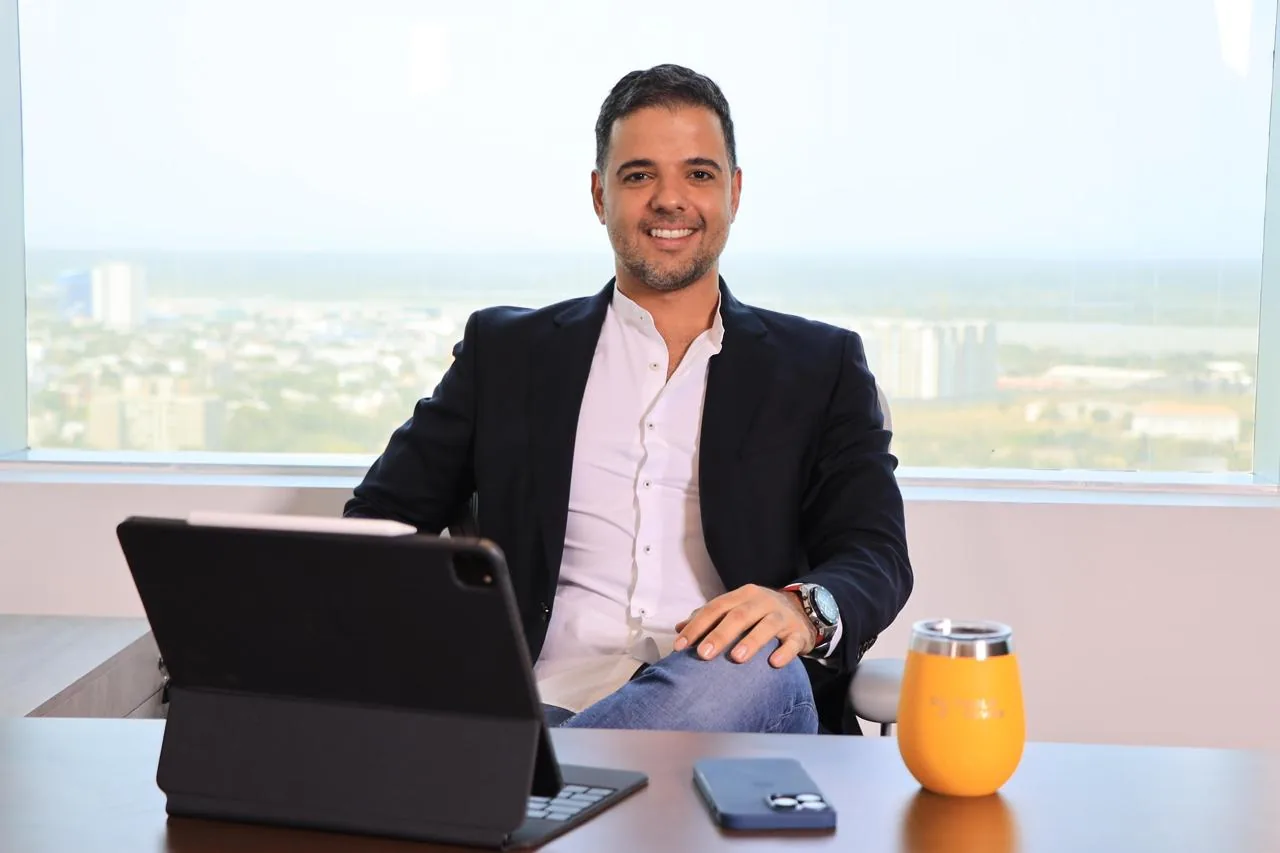 Alejandro Abuchaibe, fundador de Tools²Power, en su oficina
