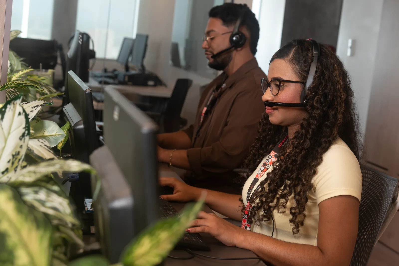 Asesora de contact center gestionando cartera con diadema